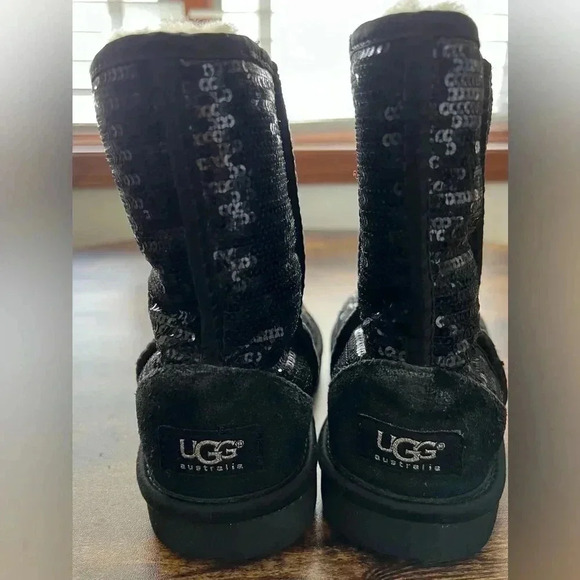 UGG | ladies classic short Sparkles boot. Size: 4 - Picture 3 of 11